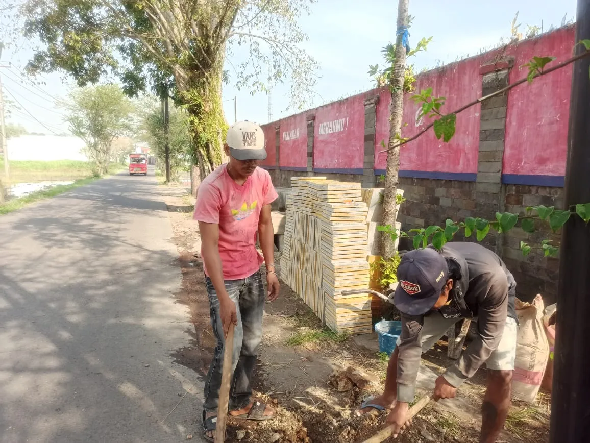 Pembangunan Trotoar di Rancakasumba Tanpa Papan Proyek, Warga Soroti Transparansi