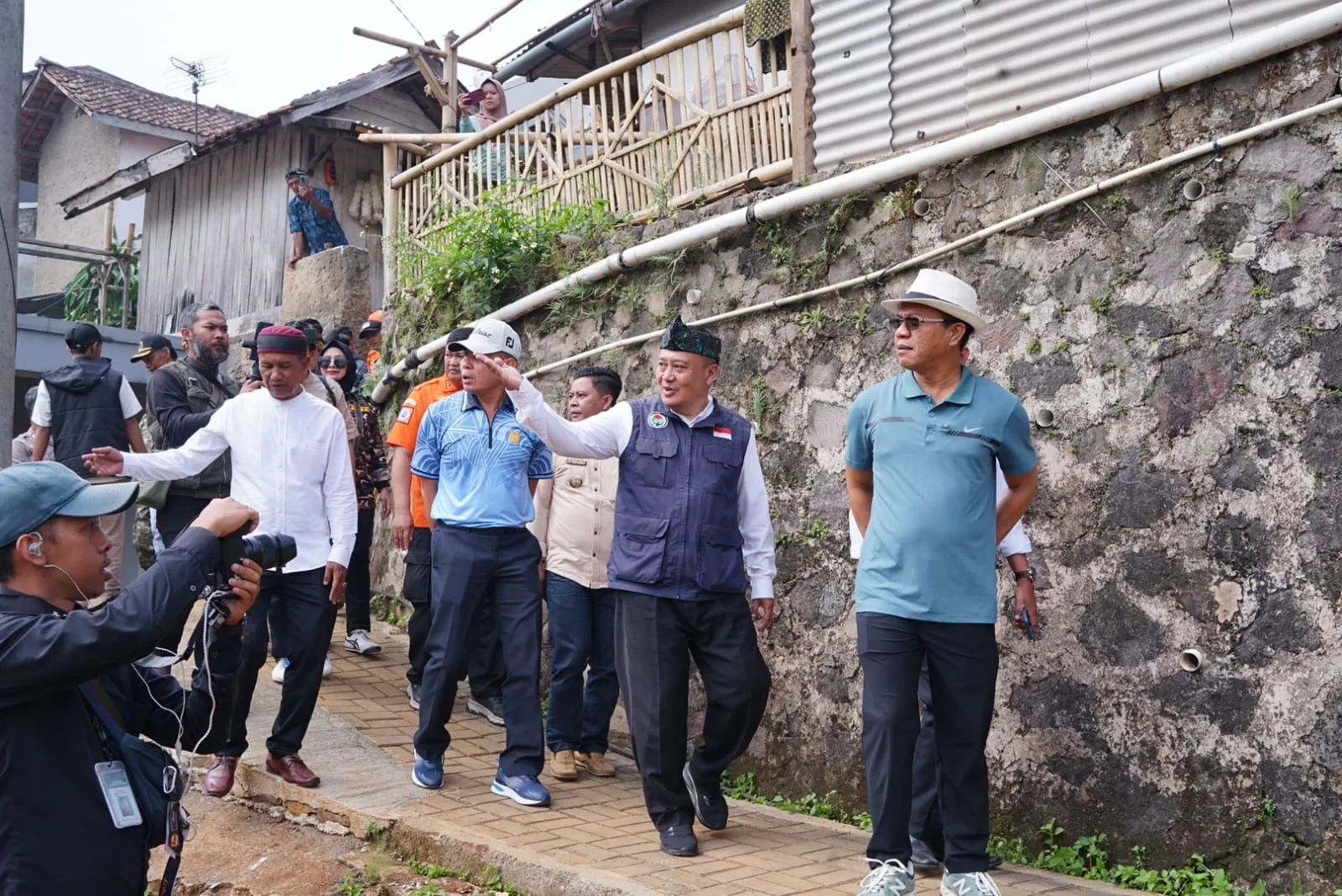 Tinjau Lokasi Angin Kencang, Bupati Bandung Dorong Penguatan Mitigasi Bencana