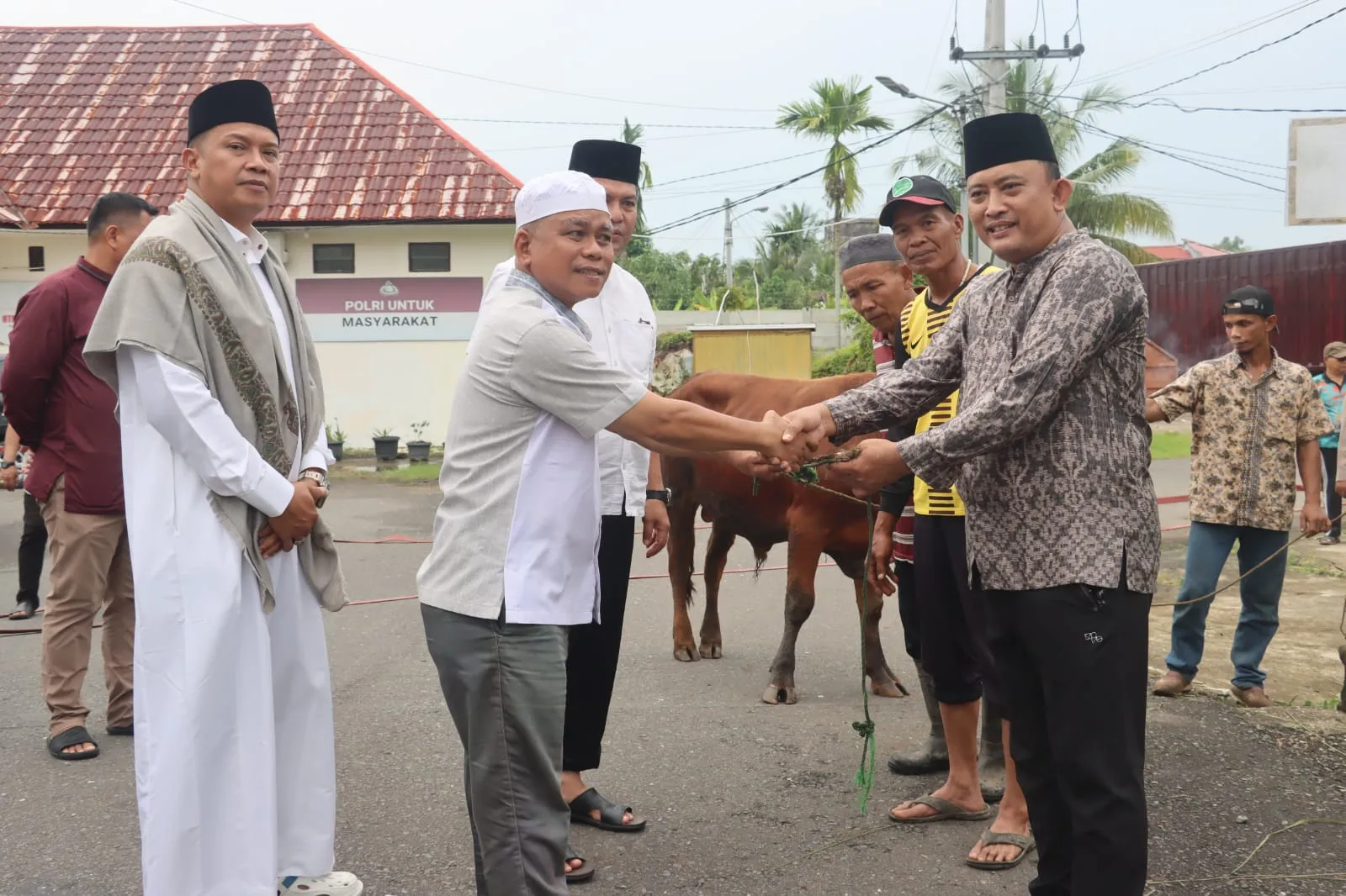 Kapolres Tanjab Barat Pimpin Pemotongan Hewan Qurban,  Disalurkan ke Masyarakat