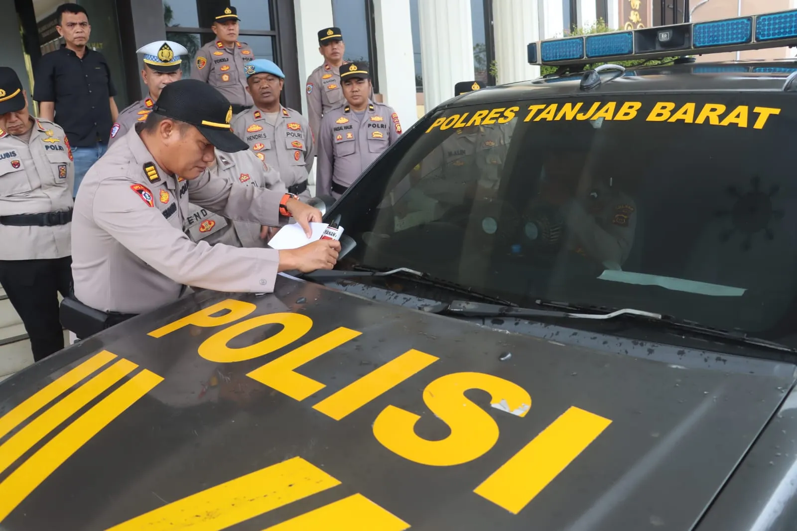 Polres Tanjab Barat Serentak Pasang Stiker Layanan Darurat 110 pada Kendaraan Operasional