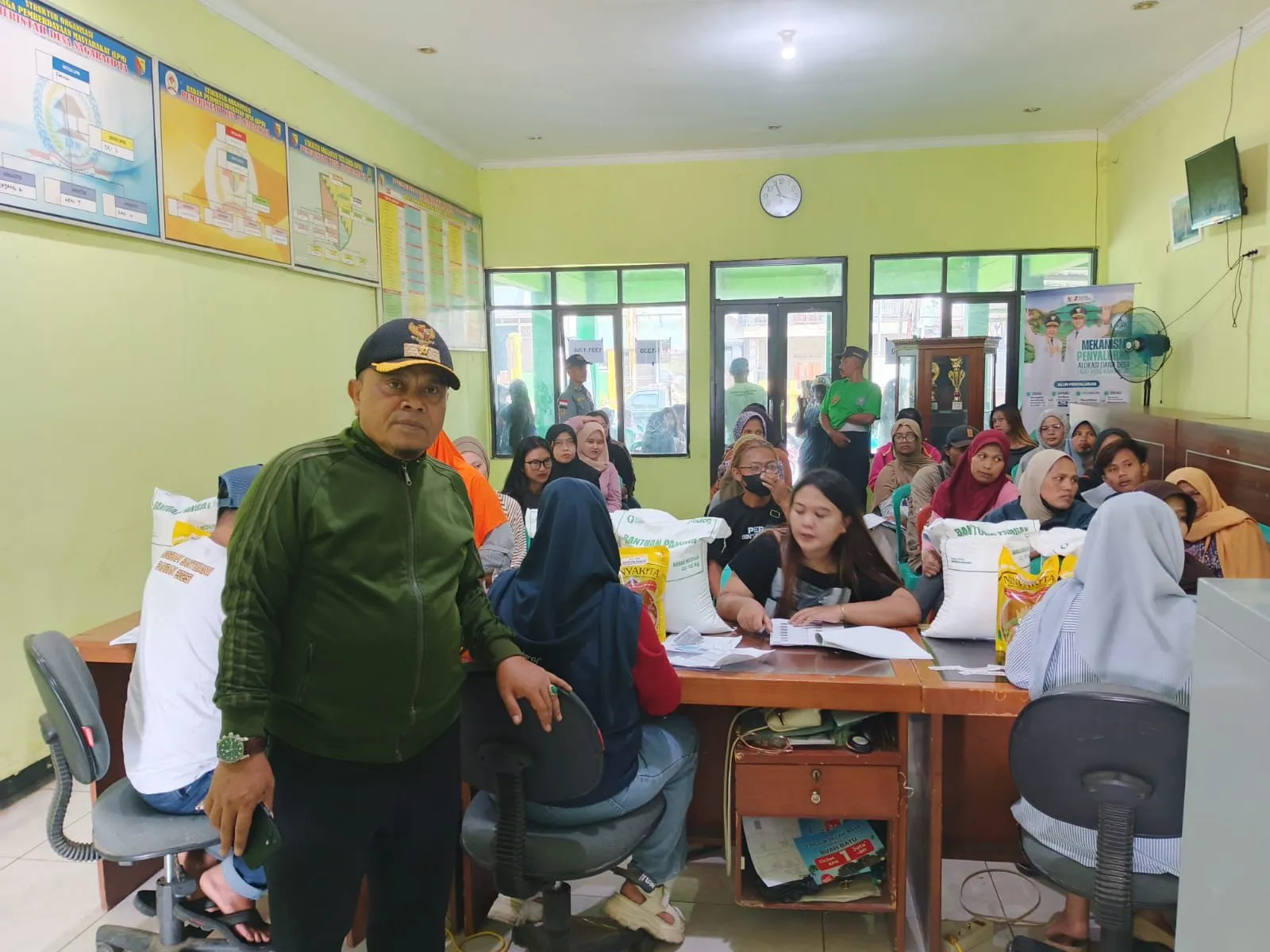 1.758 KPM di Desa Sagaracipta Terima Bantuan Beras dan Minyak Goreng