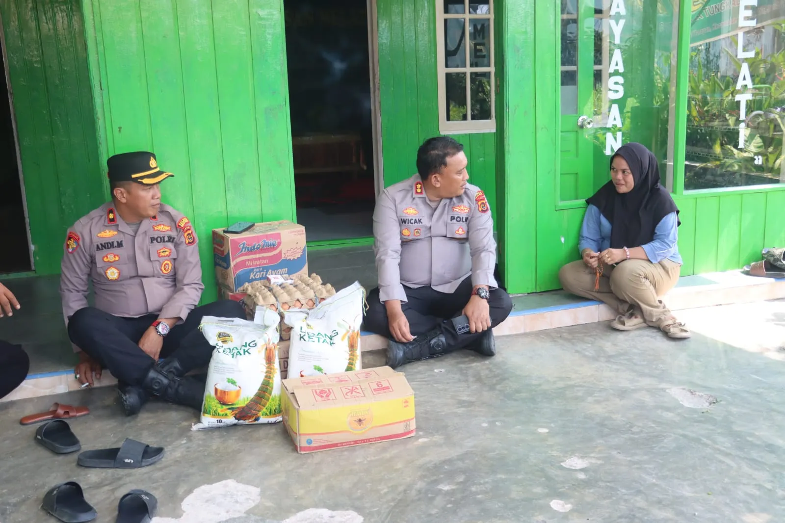 Bakti Bhayangkara: Polres Tanjab Barat Perbaiki Panti Asuhan & Bagi Sembako