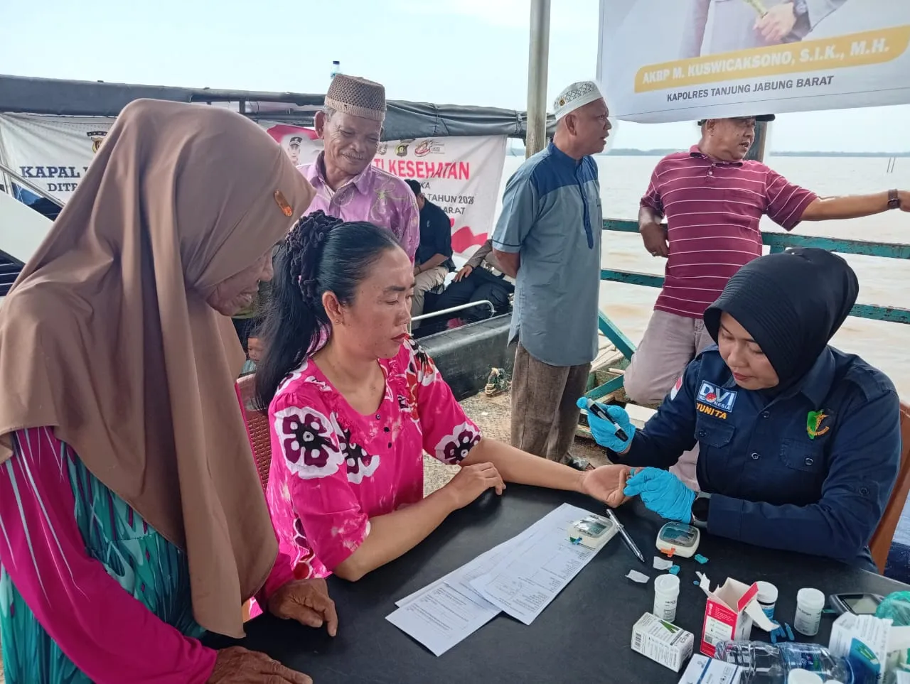 Bakti Kesehatan Polres Tanjab Barat untuk Masyarakat Pesisir Terpencil, 197 Warga Terlayani