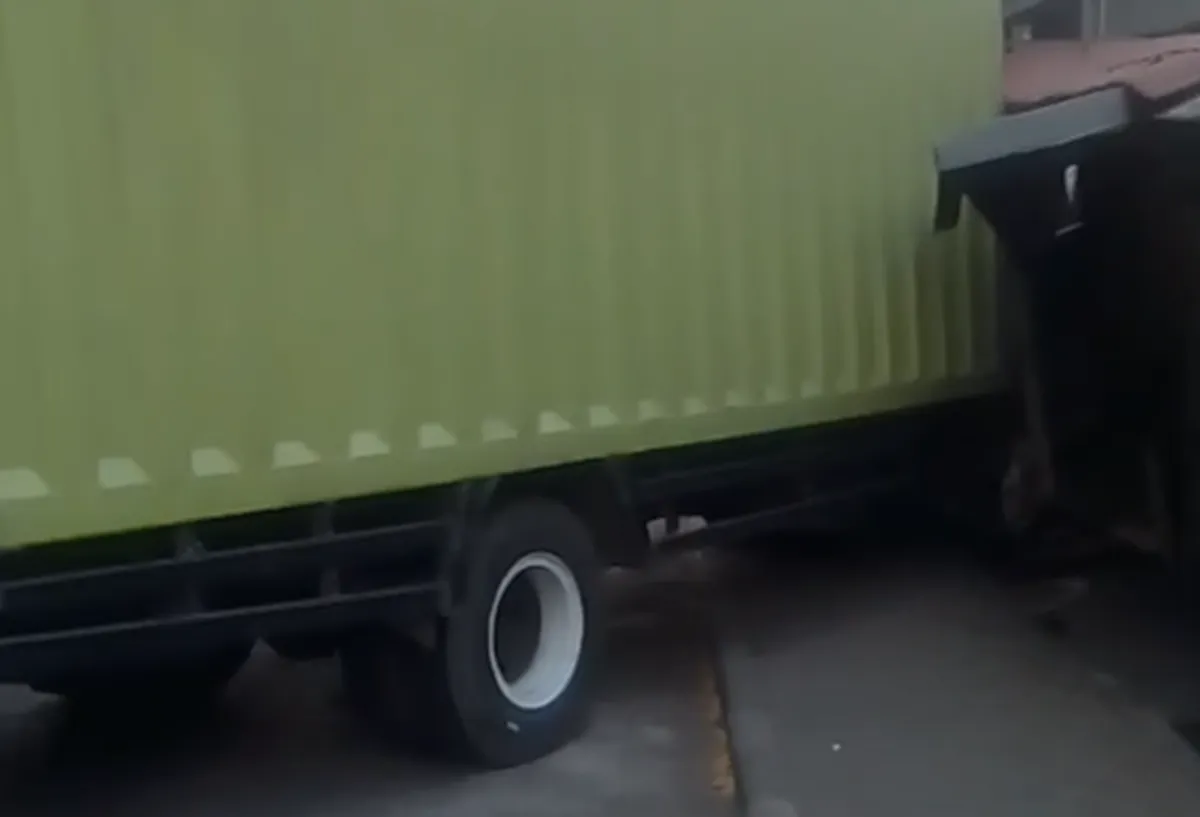 Mobil Box Nyelonong Saat Sopir Istirahat, Kios Ban Bekas Rusak